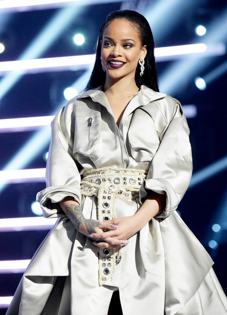 NEW YORK, NY - AUGUST 28: Honoree Rihanna accepts the Michael Jackson Video Vanguard Award onstage during the 2016 MTV Video Music Awards at Madison Square Garden on August 28, 2016 in New York City. (Photo by Jeff Kravitz/FilmMagic)